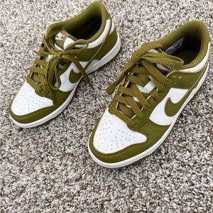 Nike dunk low Olive and White 4y